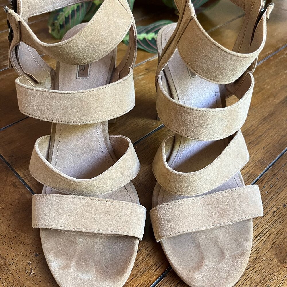 Tahari "Media" Shoes in tan/beige suede size 9.5 - Picture 2 of 6